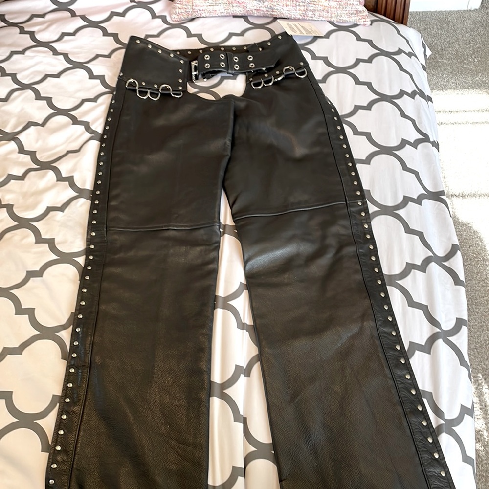 Papa’s Leather Oklahoma, black leather studded hip hugger chaps w/belt. Sz Med.